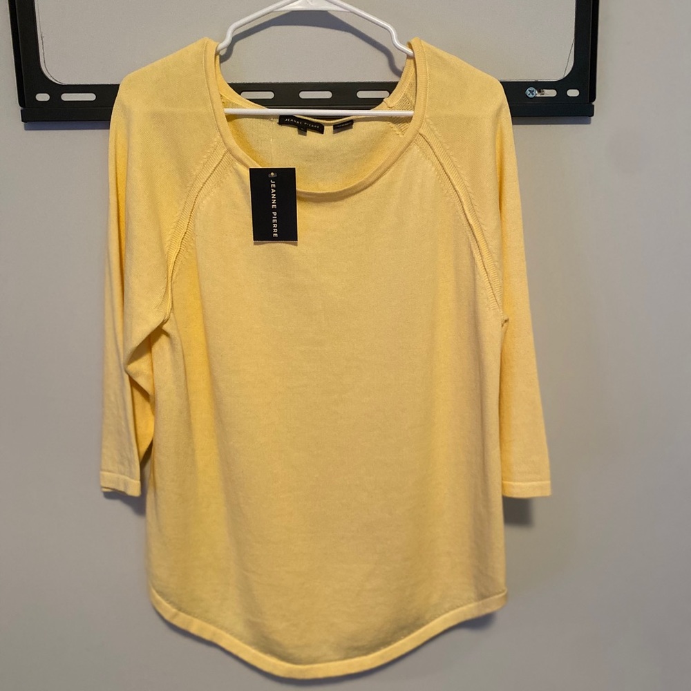 Brand new yellow top with tags 🏷